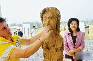 藝術家為全國道德模范創作頭像雕塑