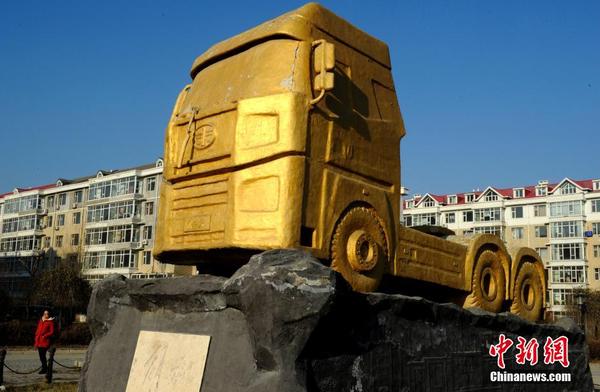 長春一小區現“土豪金”汽車雕塑
