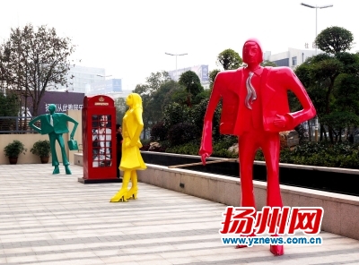 現代雕塑亮相街頭 （深圳左堂雕塑，專業雕塑設計與雕塑制作）