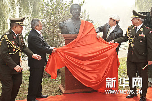 袁熙坤創作秘魯民族英雄《博羅內西》雕塑在京安放