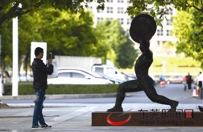 來和名人合影吧！“影響中國的東莞人”雕塑落成揭幕(圖)
