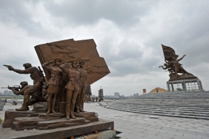 建軍雕塑廣場9組雕塑安裝完成 預計月底全部完工